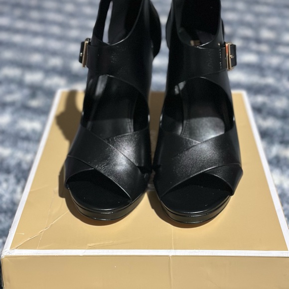 Michael Kors Kimber Sandal 9m - Picture 2 of 8